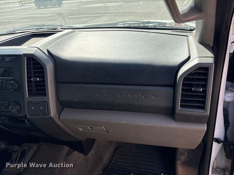 image for item ET1430 2017 Ford F250 Super Duty Crew Cab pickup truck