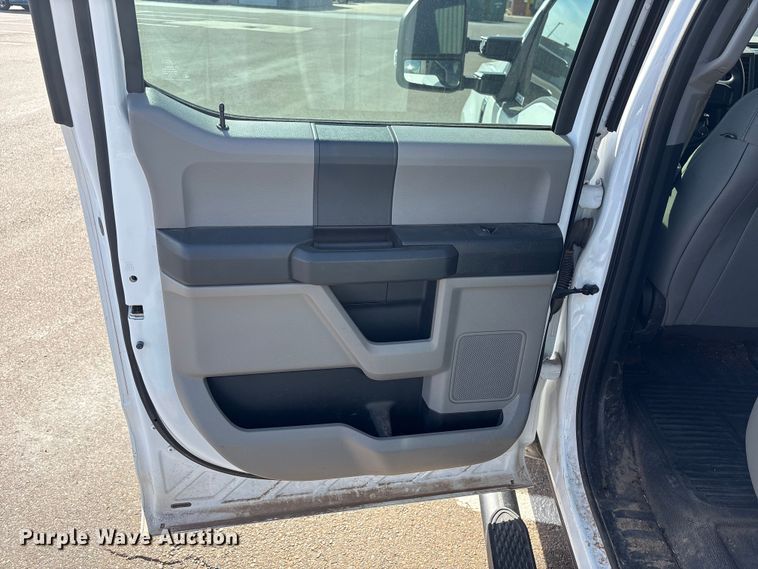 image for item ET1430 2017 Ford F250 Super Duty Crew Cab pickup truck