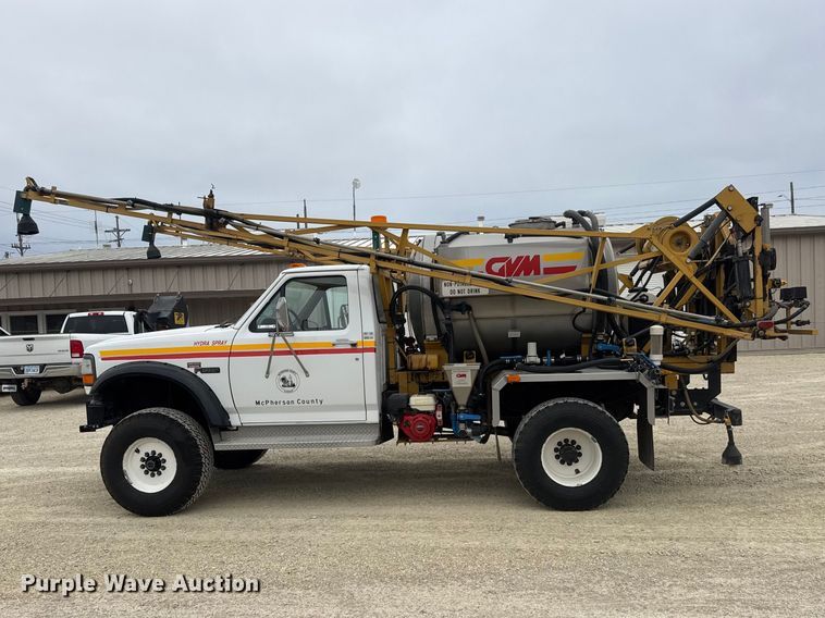 image for item ET1685 1995 Ford F450 Super Duty sprayer