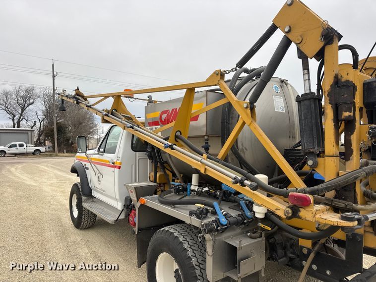 image for item ET1685 1995 Ford F450 Super Duty sprayer