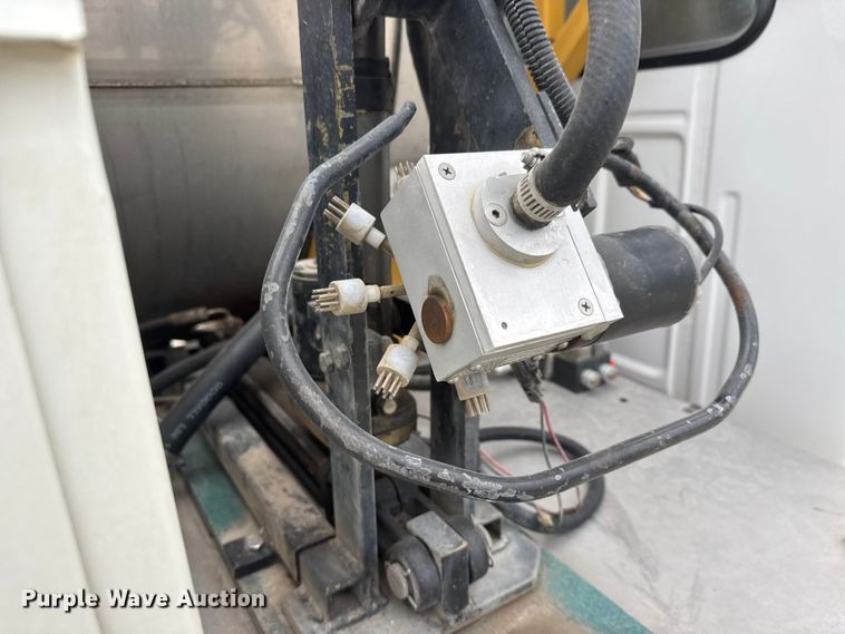 image for item ET1685 1995 Ford F450 Super Duty sprayer