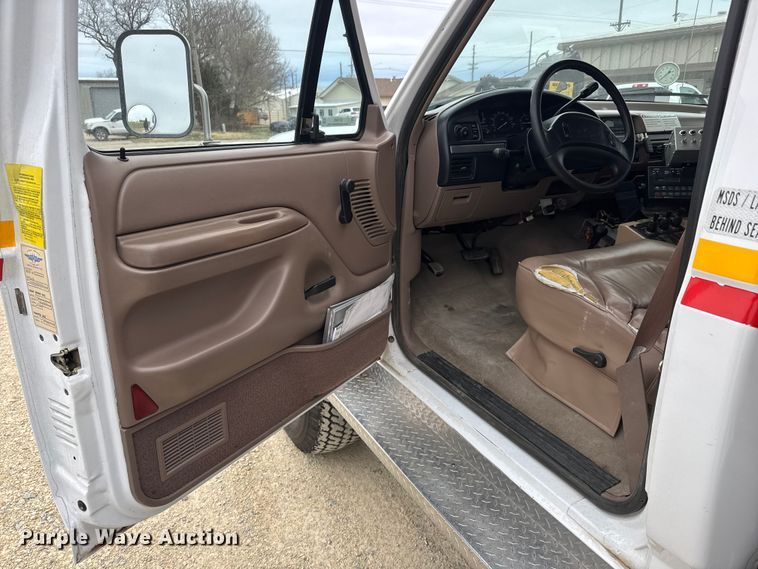 image for item ET1685 1995 Ford F450 Super Duty sprayer