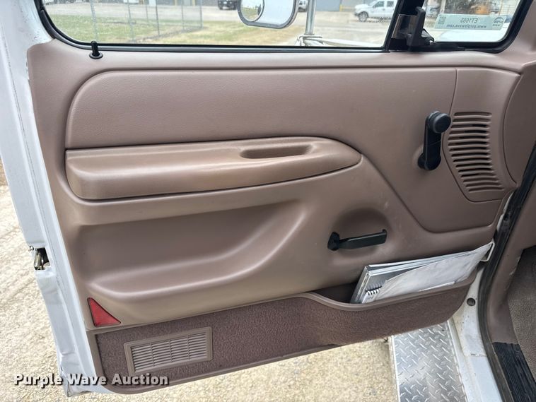 image for item ET1685 1995 Ford F450 Super Duty sprayer