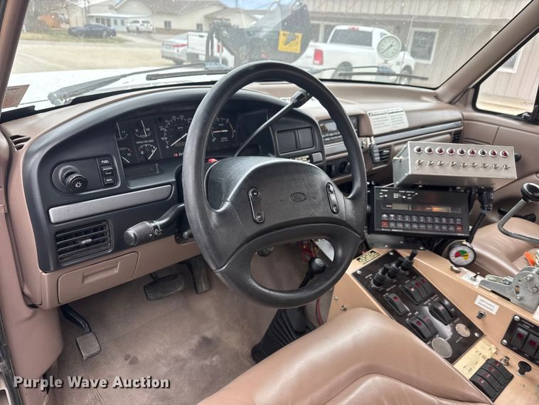 image for item ET1685 1995 Ford F450 Super Duty sprayer