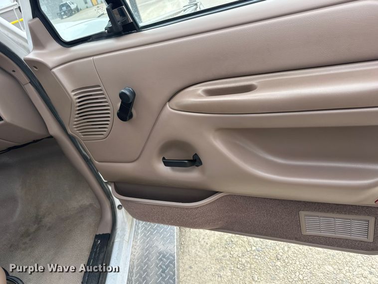 image for item ET1685 1995 Ford F450 Super Duty sprayer