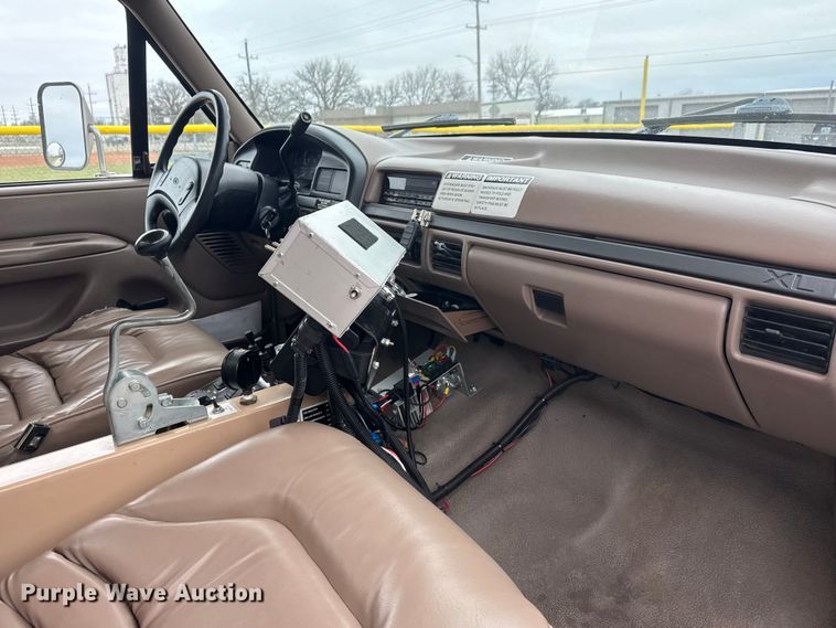 image for item ET1685 1995 Ford F450 Super Duty sprayer