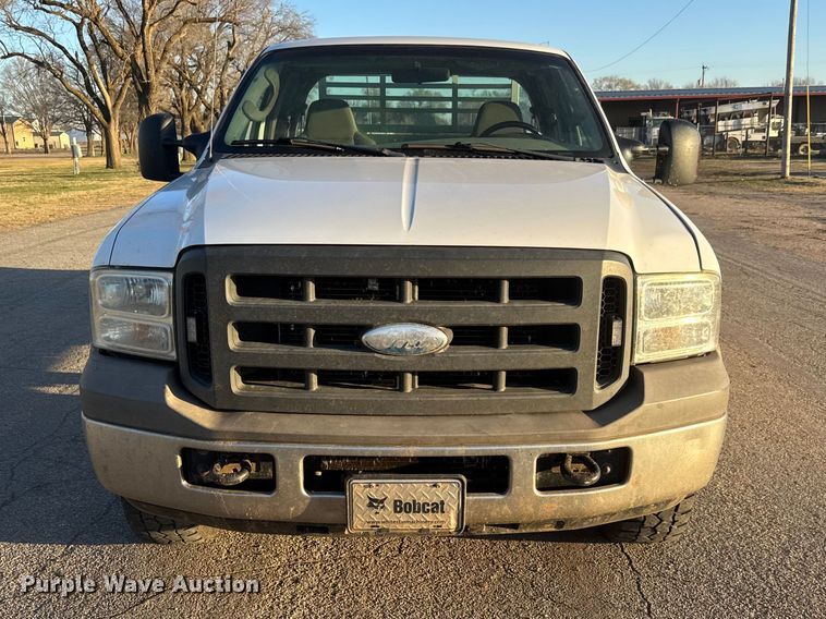 image for item ET1731 2005 Ford F250 Super Duty Ext. Cab utility bed pickup truck