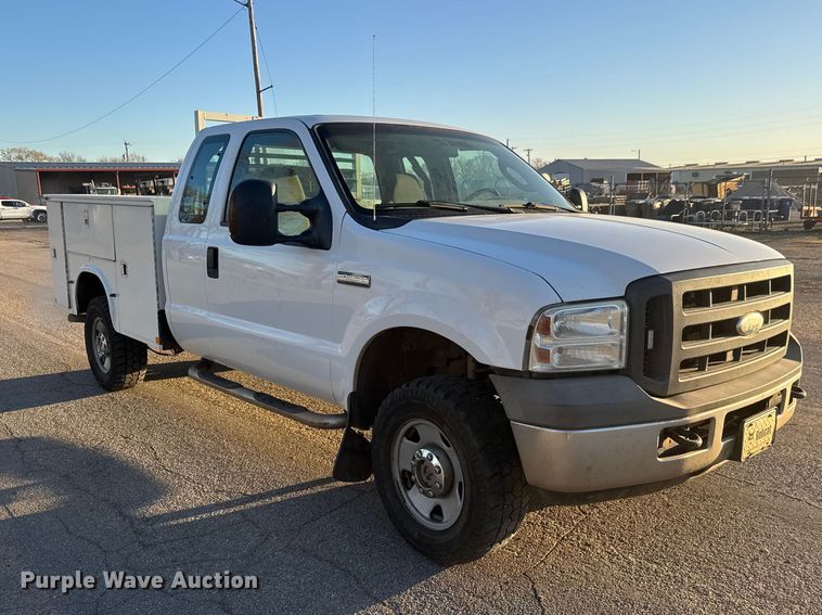 image for item ET1731 2005 Ford F250 Super Duty Ext. Cab utility bed pickup truck