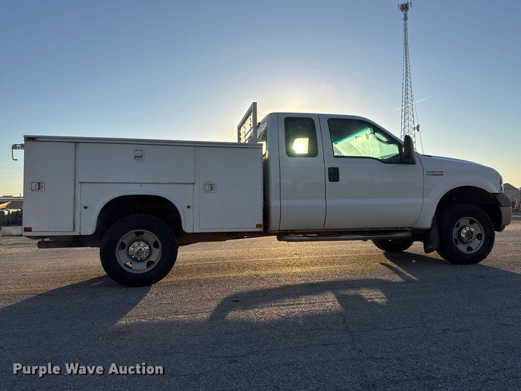 image for item ET1731 2005 Ford F250 Super Duty Ext. Cab utility bed pickup truck