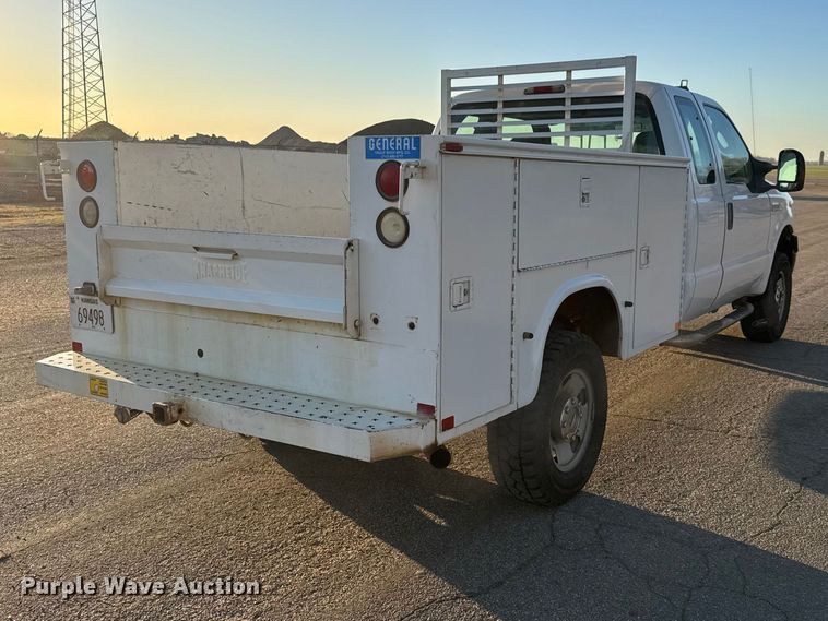 image for item ET1731 2005 Ford F250 Super Duty Ext. Cab utility bed pickup truck