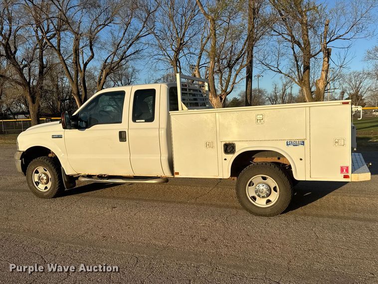 image for item ET1731 2005 Ford F250 Super Duty Ext. Cab utility bed pickup truck