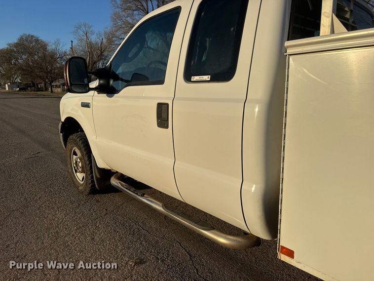 image for item ET1731 2005 Ford F250 Super Duty Ext. Cab utility bed pickup truck
