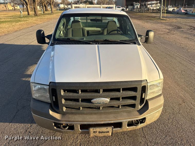 image for item ET1731 2005 Ford F250 Super Duty Ext. Cab utility bed pickup truck