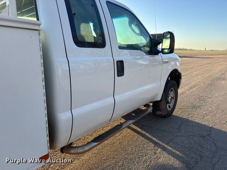 image for item ET1731 2005 Ford F250 Super Duty Ext. Cab utility bed pickup truck