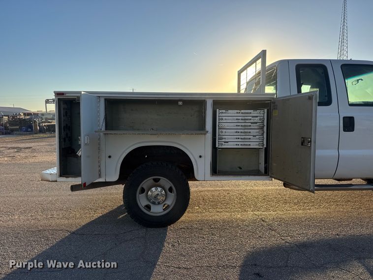 image for item ET1731 2005 Ford F250 Super Duty Ext. Cab utility bed pickup truck