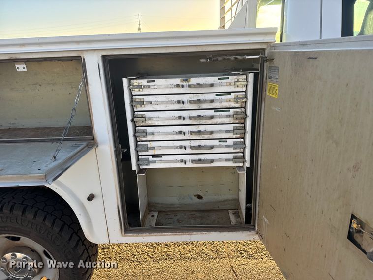 image for item ET1731 2005 Ford F250 Super Duty Ext. Cab utility bed pickup truck