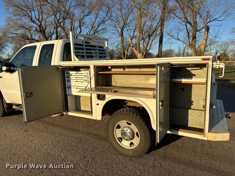 image for item ET1731 2005 Ford F250 Super Duty Ext. Cab utility bed pickup truck