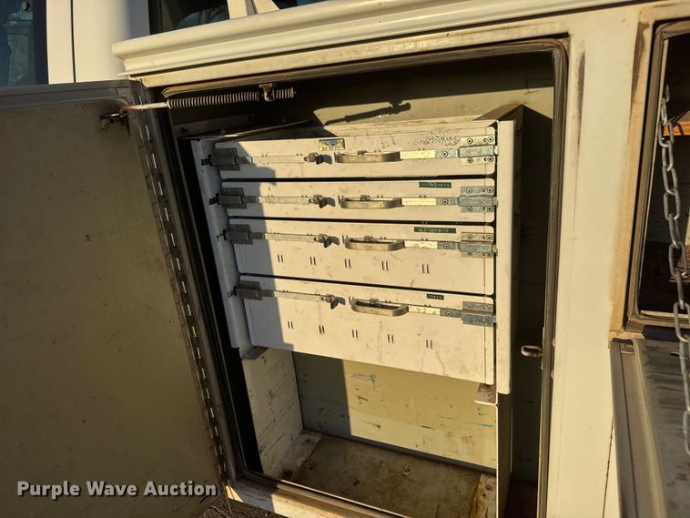 image for item ET1731 2005 Ford F250 Super Duty Ext. Cab utility bed pickup truck