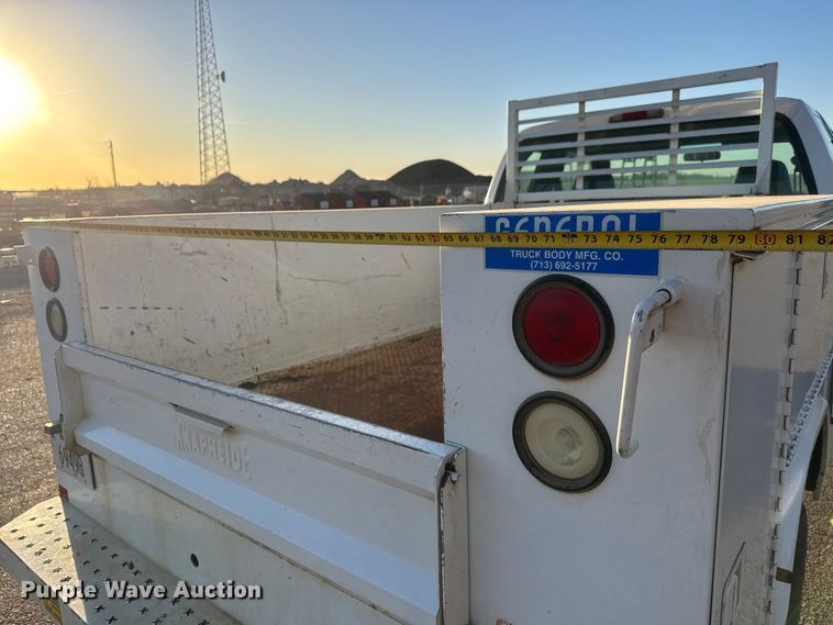 image for item ET1731 2005 Ford F250 Super Duty Ext. Cab utility bed pickup truck