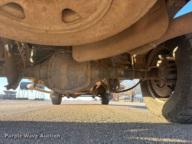 image for item ET1731 2005 Ford F250 Super Duty Ext. Cab utility bed pickup truck