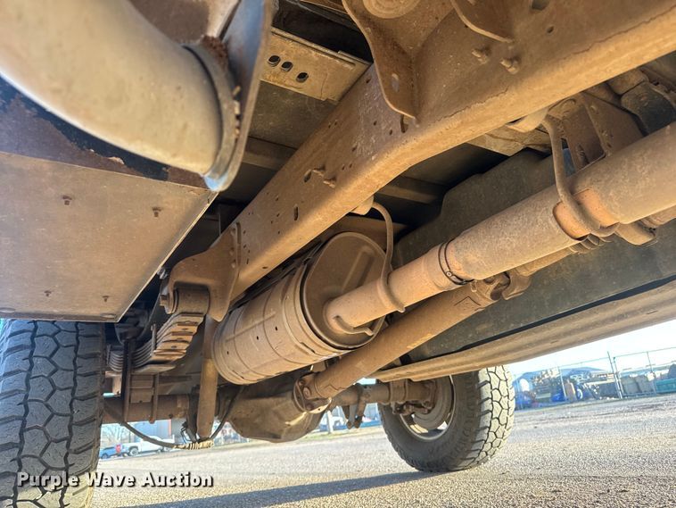 image for item ET1731 2005 Ford F250 Super Duty Ext. Cab utility bed pickup truck