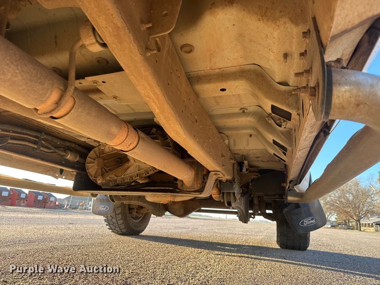 image for item ET1731 2005 Ford F250 Super Duty Ext. Cab utility bed pickup truck