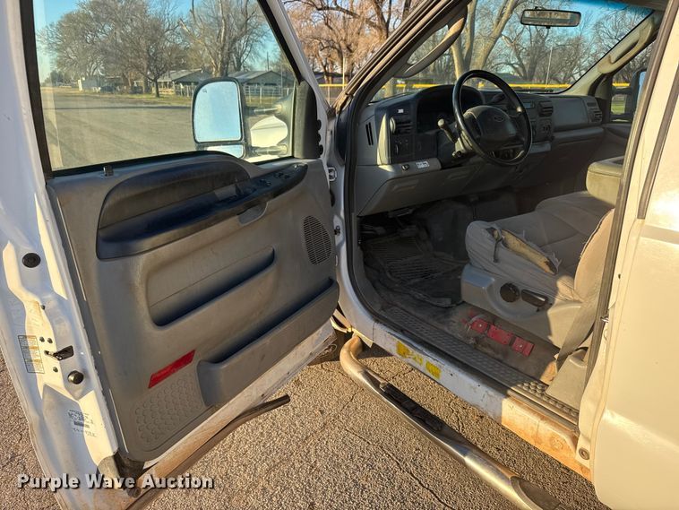 image for item ET1731 2005 Ford F250 Super Duty Ext. Cab utility bed pickup truck