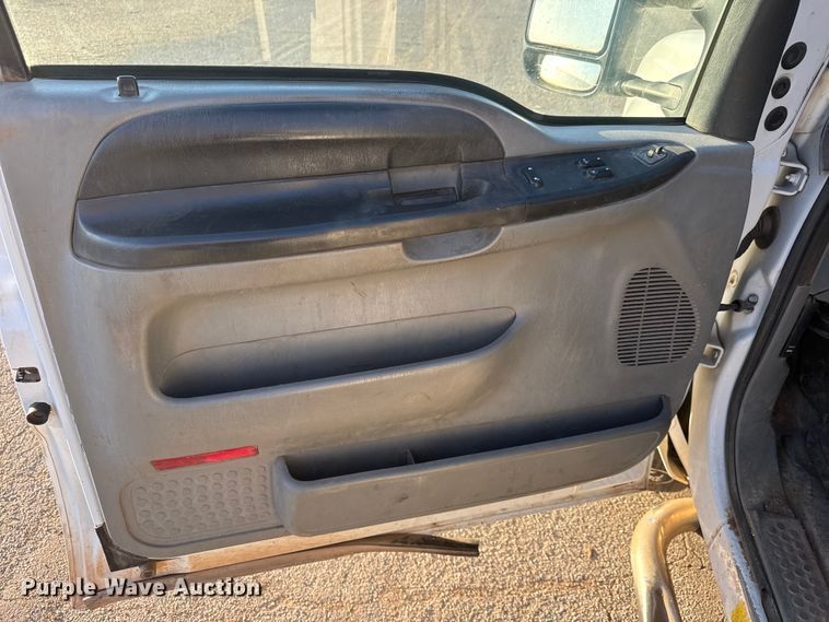 image for item ET1731 2005 Ford F250 Super Duty Ext. Cab utility bed pickup truck