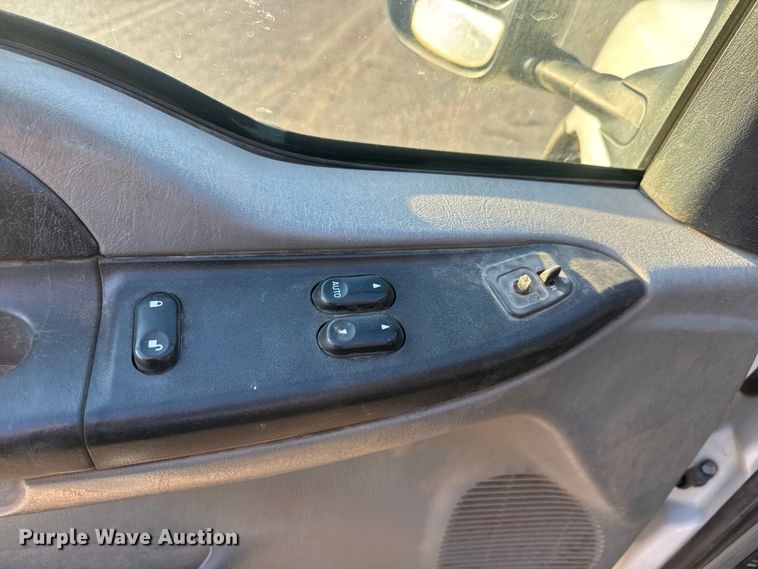 image for item ET1731 2005 Ford F250 Super Duty Ext. Cab utility bed pickup truck