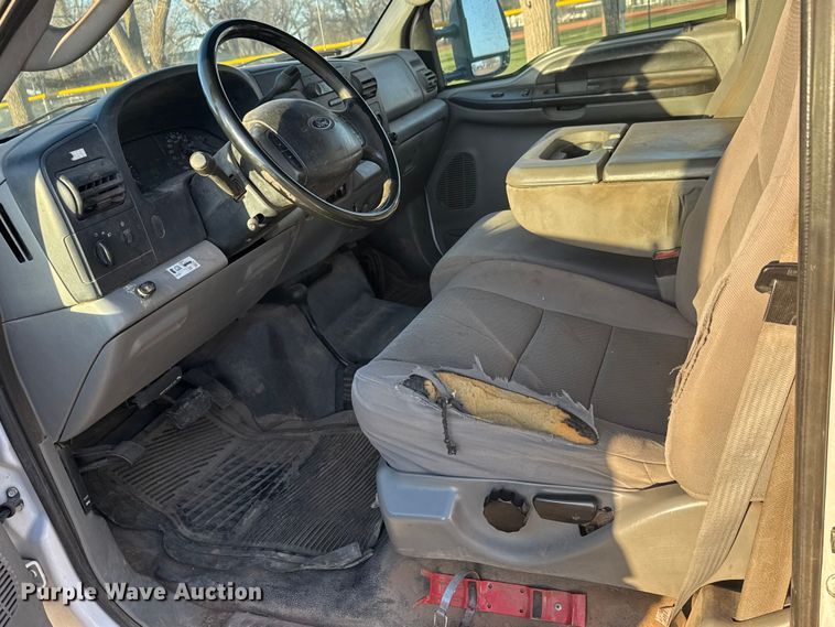 image for item ET1731 2005 Ford F250 Super Duty Ext. Cab utility bed pickup truck