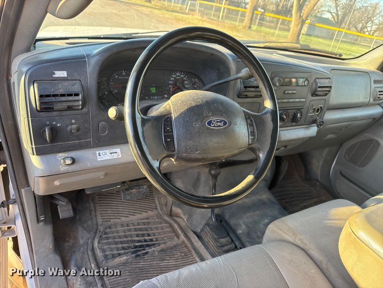 image for item ET1731 2005 Ford F250 Super Duty Ext. Cab utility bed pickup truck