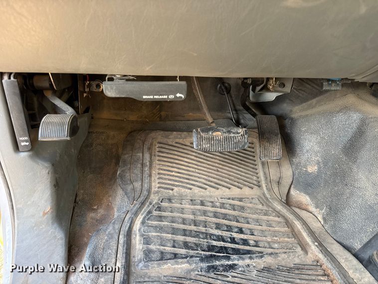 image for item ET1731 2005 Ford F250 Super Duty Ext. Cab utility bed pickup truck