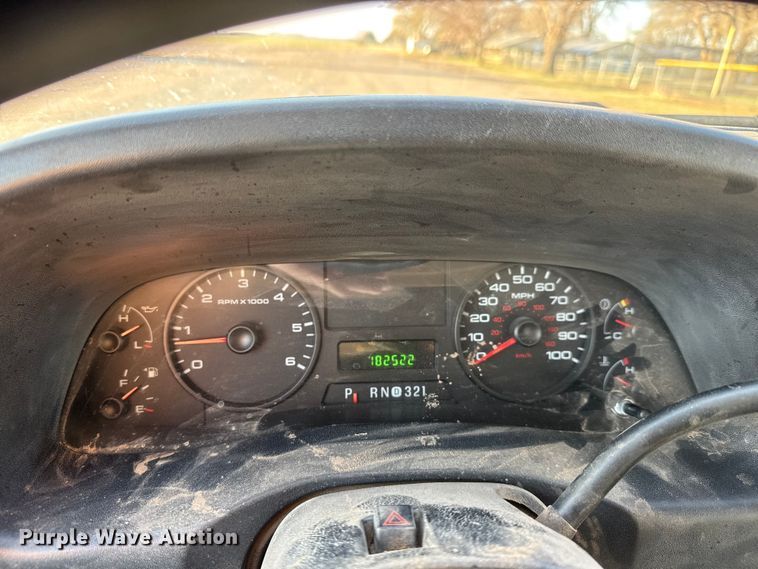 image for item ET1731 2005 Ford F250 Super Duty Ext. Cab utility bed pickup truck