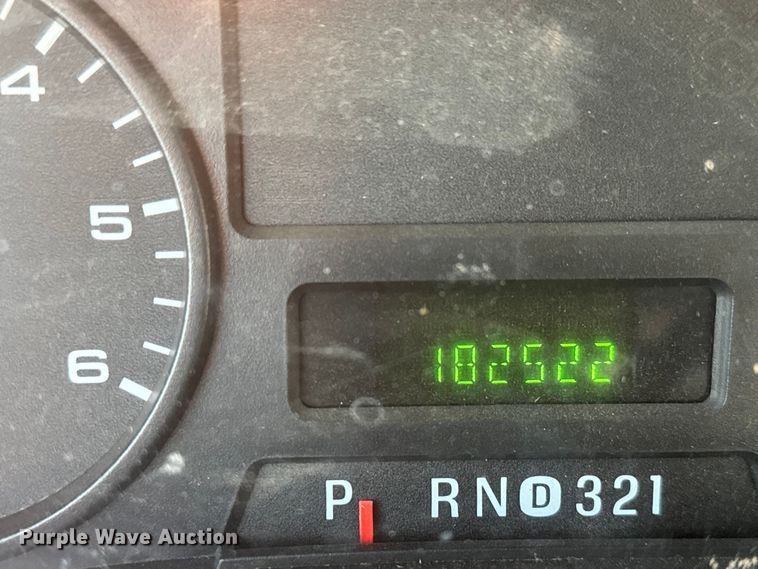 image for item ET1731 2005 Ford F250 Super Duty Ext. Cab utility bed pickup truck