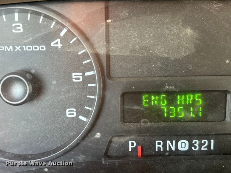 image for item ET1731 2005 Ford F250 Super Duty Ext. Cab utility bed pickup truck