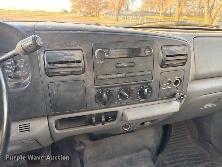 image for item ET1731 2005 Ford F250 Super Duty Ext. Cab utility bed pickup truck