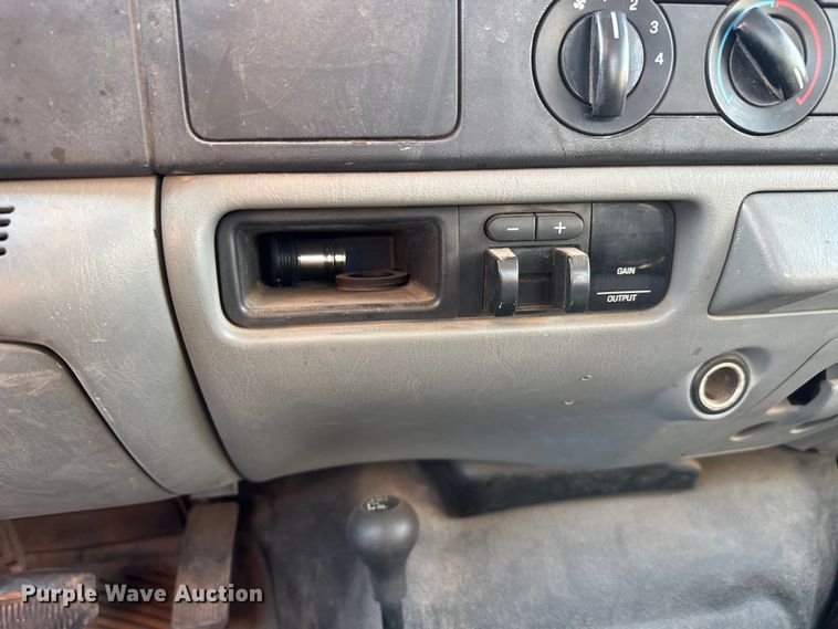 image for item ET1731 2005 Ford F250 Super Duty Ext. Cab utility bed pickup truck