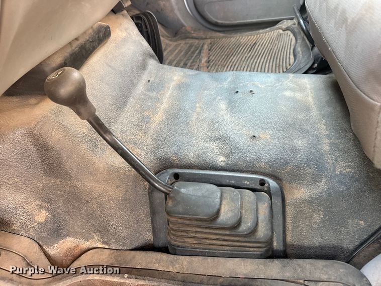 image for item ET1731 2005 Ford F250 Super Duty Ext. Cab utility bed pickup truck