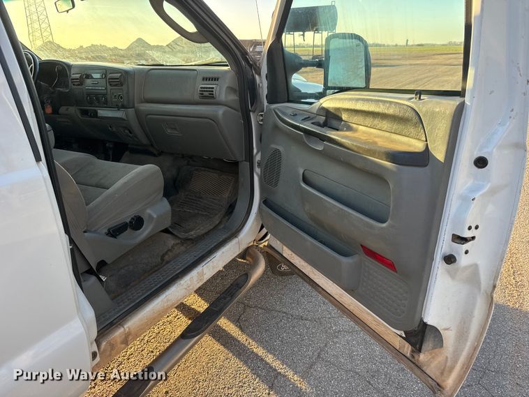 image for item ET1731 2005 Ford F250 Super Duty Ext. Cab utility bed pickup truck