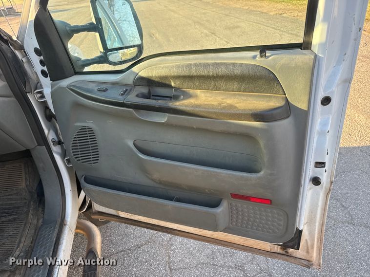 image for item ET1731 2005 Ford F250 Super Duty Ext. Cab utility bed pickup truck