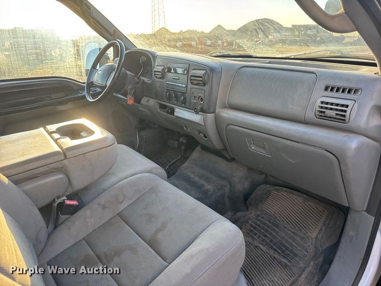 image for item ET1731 2005 Ford F250 Super Duty Ext. Cab utility bed pickup truck