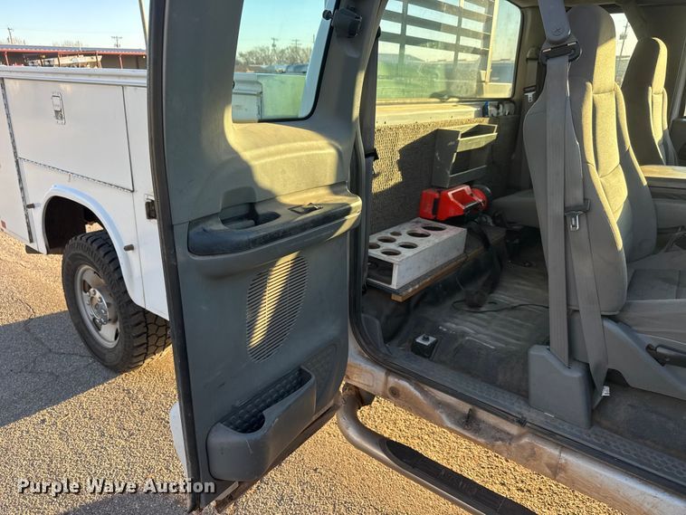 image for item ET1731 2005 Ford F250 Super Duty Ext. Cab utility bed pickup truck