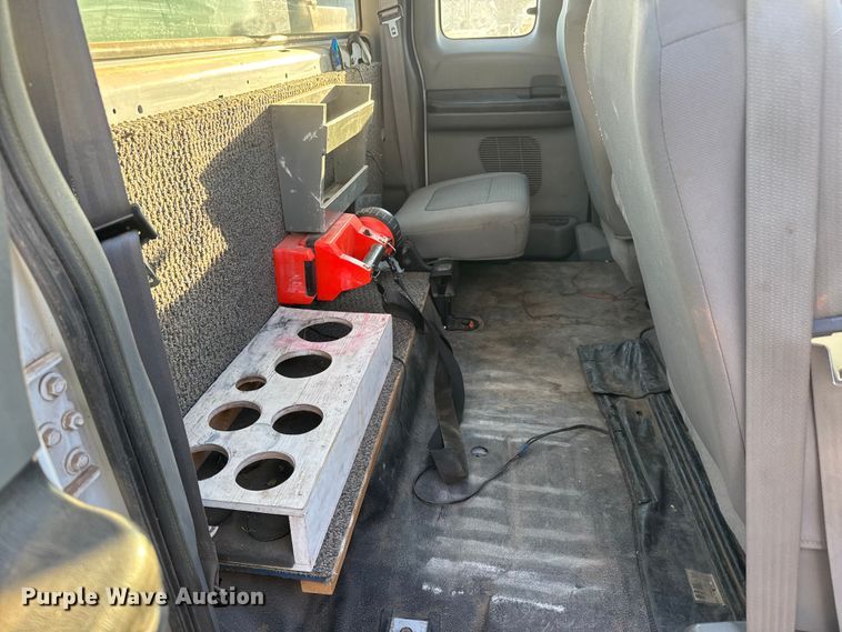 image for item ET1731 2005 Ford F250 Super Duty Ext. Cab utility bed pickup truck