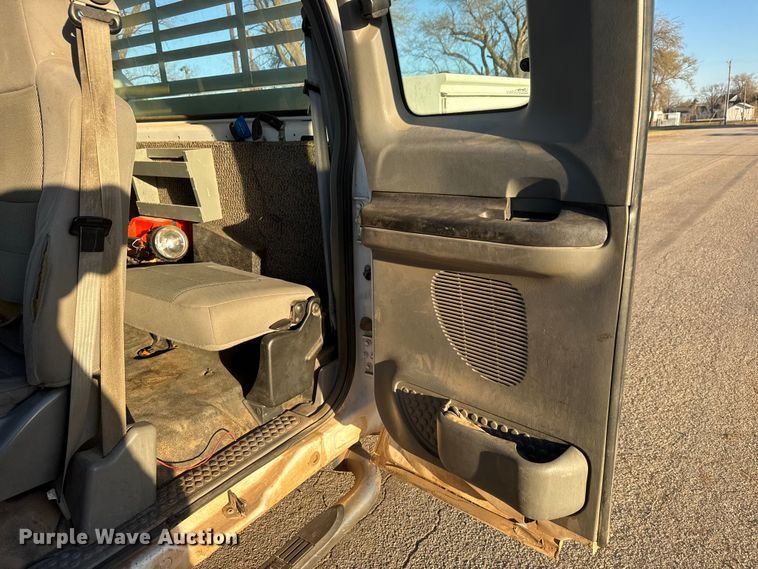 image for item ET1731 2005 Ford F250 Super Duty Ext. Cab utility bed pickup truck