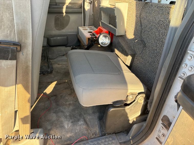 image for item ET1731 2005 Ford F250 Super Duty Ext. Cab utility bed pickup truck