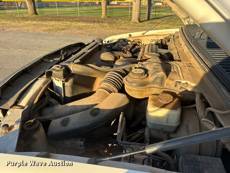 image for item ET1731 2005 Ford F250 Super Duty Ext. Cab utility bed pickup truck