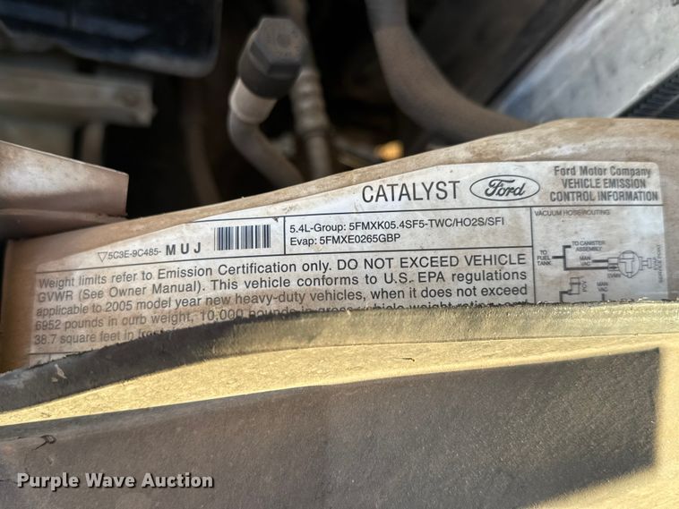 image for item ET1731 2005 Ford F250 Super Duty Ext. Cab utility bed pickup truck