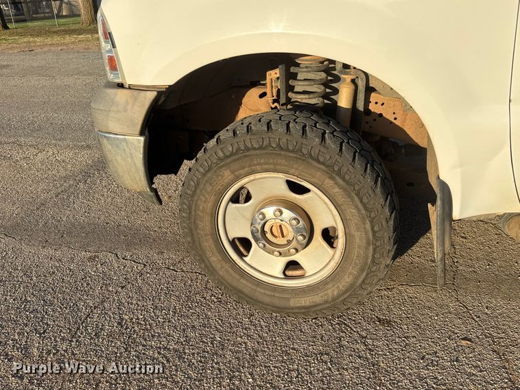 image for item ET1731 2005 Ford F250 Super Duty Ext. Cab utility bed pickup truck