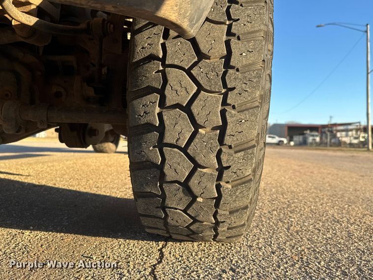 image for item ET1731 2005 Ford F250 Super Duty Ext. Cab utility bed pickup truck