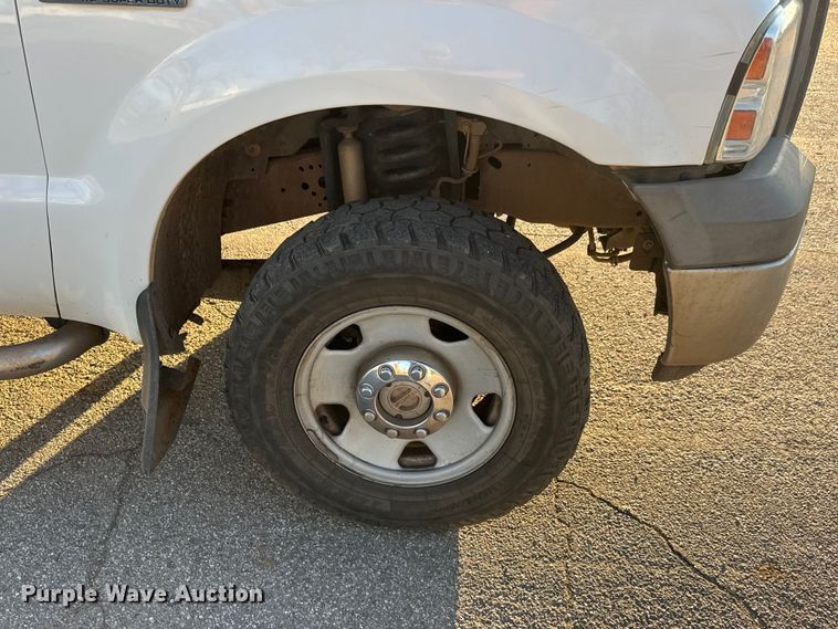 image for item ET1731 2005 Ford F250 Super Duty Ext. Cab utility bed pickup truck